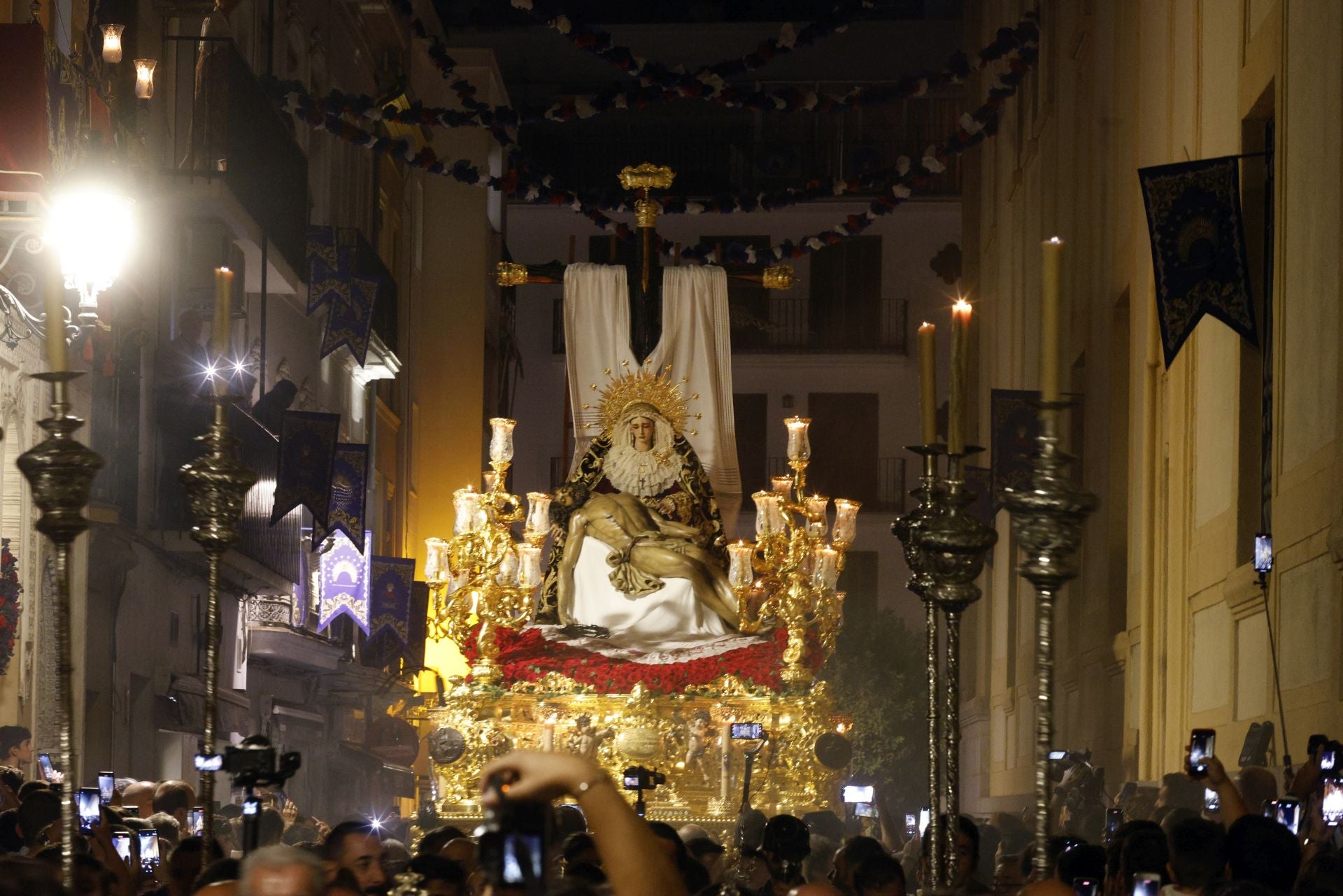 Un momento del traslado  a la Catedral este sábado de la Piedad de la Hermandad del Baratillo