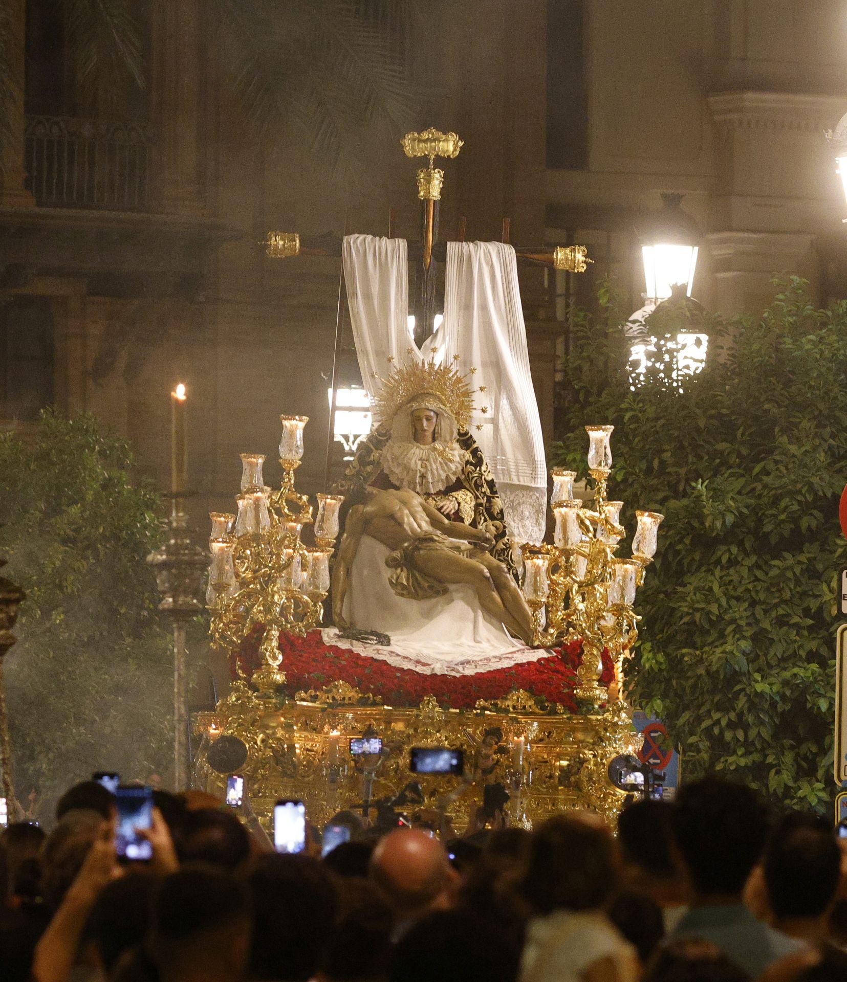 Un momento del traslado  a la Catedral este sábado de la Piedad de la Hermandad del Baratillo
