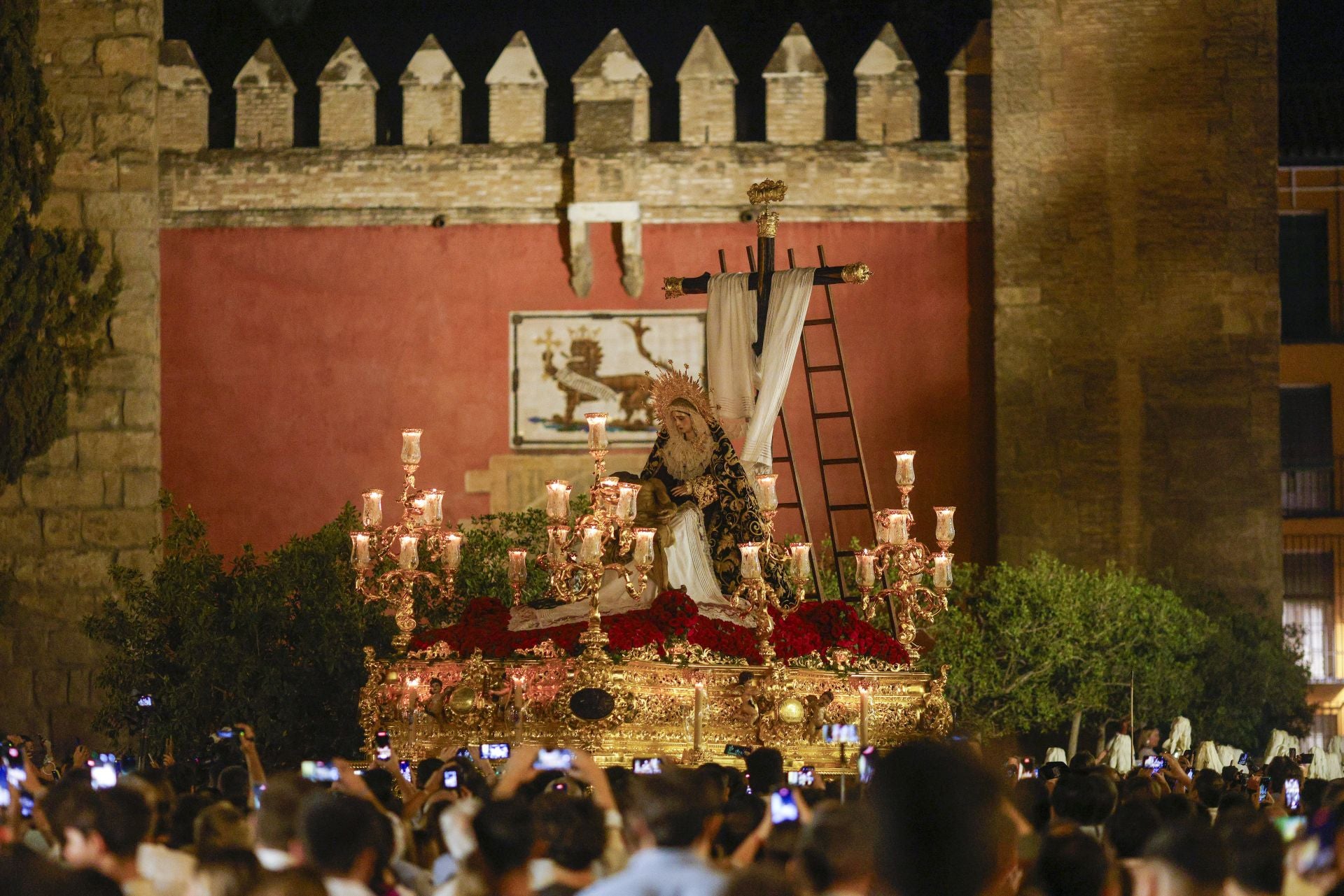 Un momento del traslado  a la Catedral este sábado de la Piedad de la Hermandad del Baratillo
