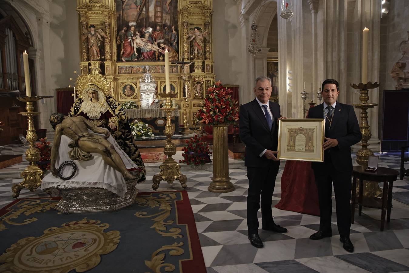 Acto de entrega de la réplica de la medalla de la ciudad a la Hermandad del Baratillo