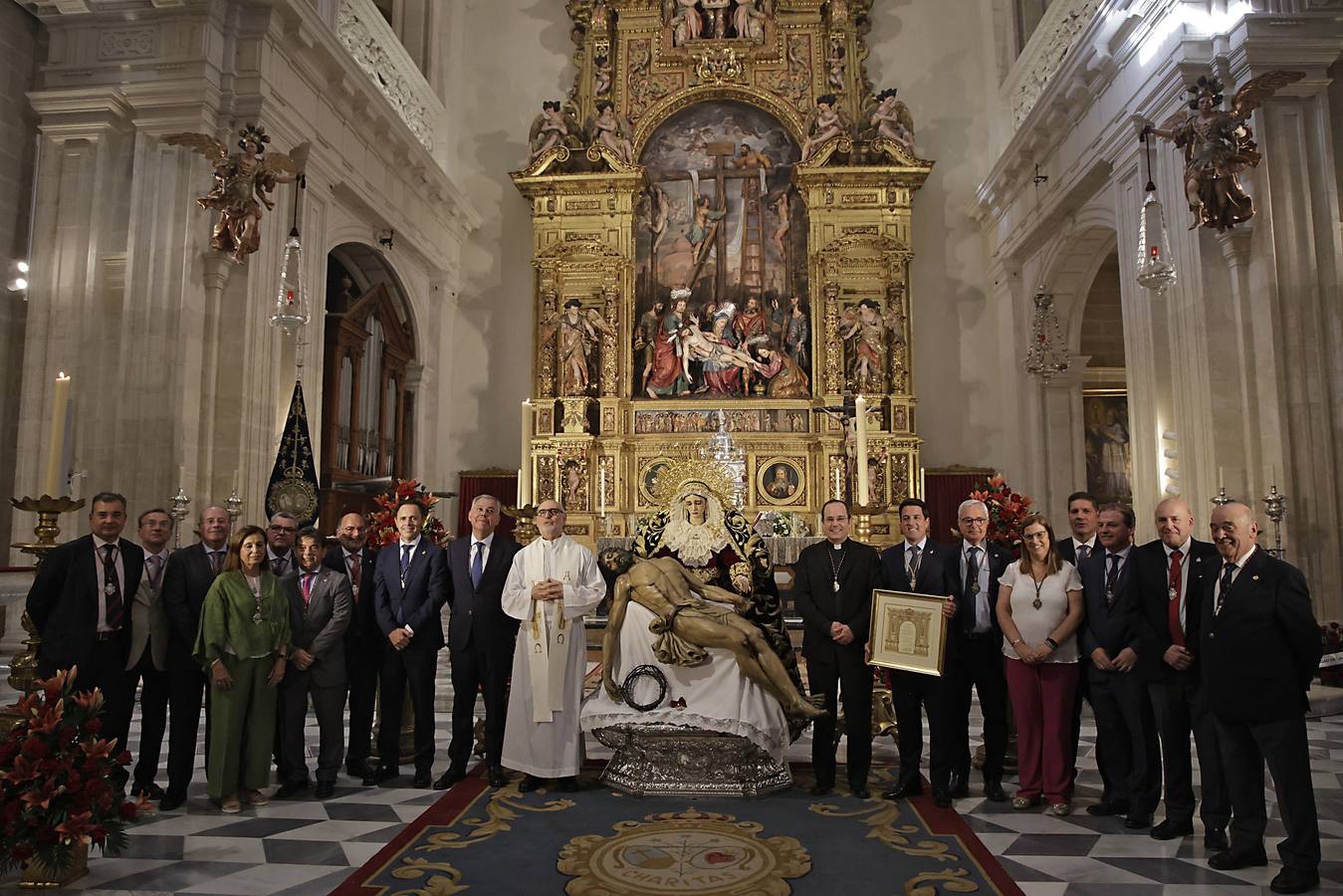 Acto de entrega de la réplica de la medalla de la ciudad a la Hermandad del Baratillo