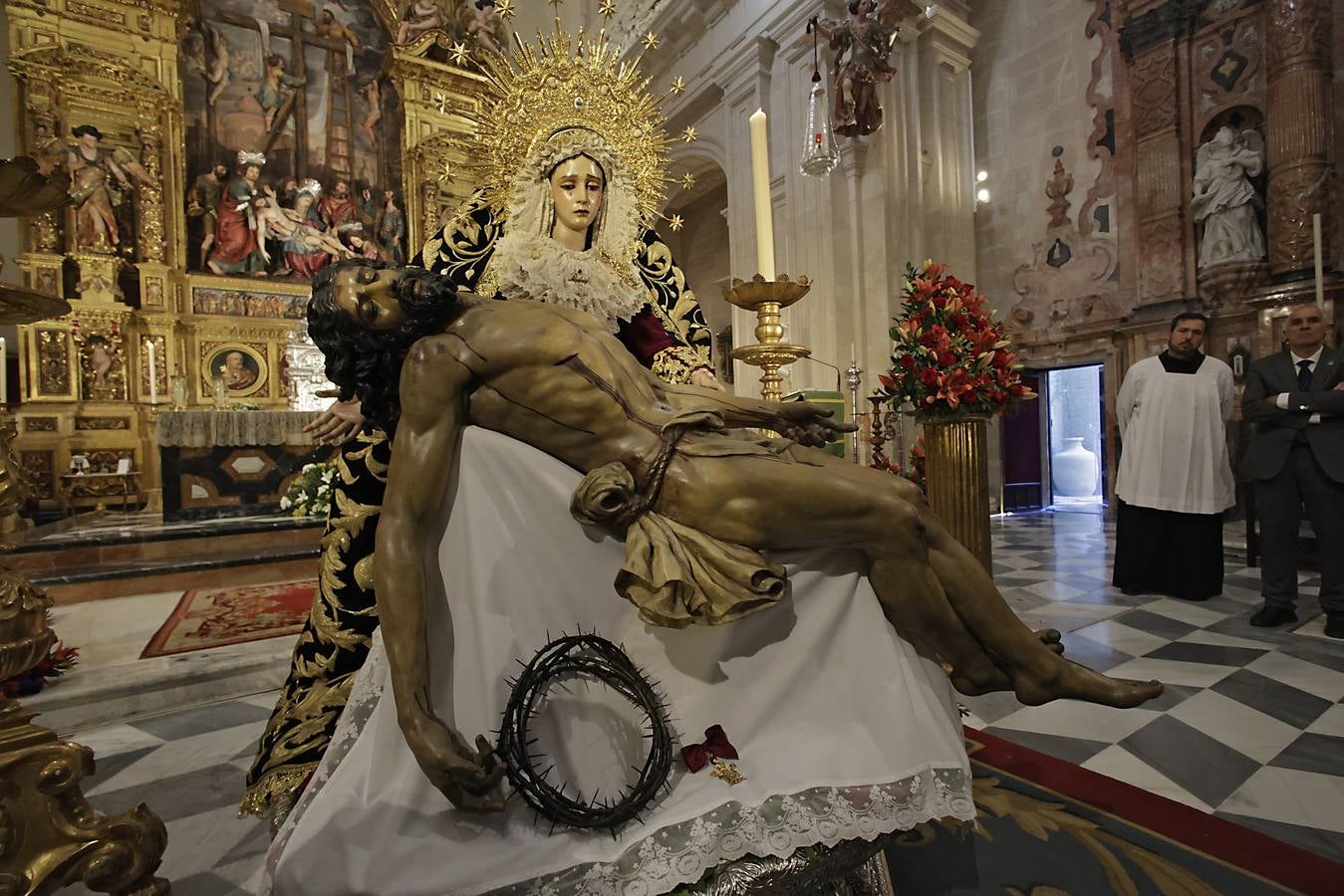 Acto de entrega de la réplica de la medalla de la ciudad a la Hermandad del Baratillo