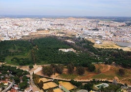 La Junta de Andalucía pide «tranquilidad» a los padres del colegio que linda con el hotel de Alcalá que acogerá a migrantes