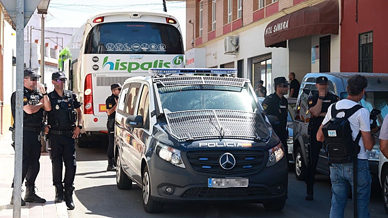 Dispositivo policial en el hotel Sandra de Alcalá de Guadaíra donde han llegado inmigrantes subsaharianos