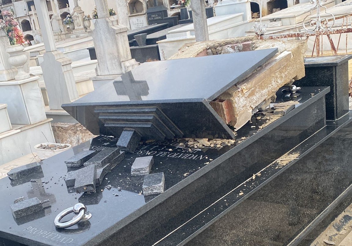 Daños ocasionados por los actos vandálicos en una de las tumbas