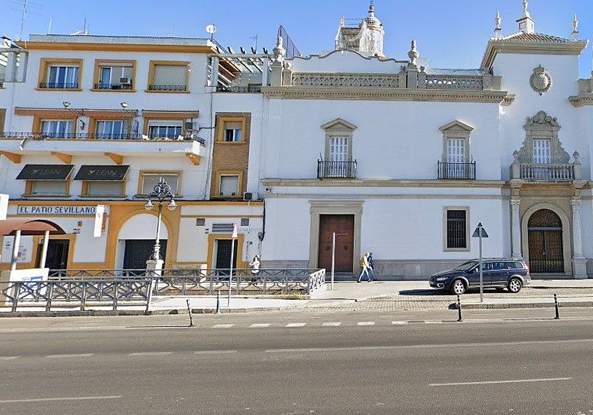 El edificio contiguo a la Maestranza en el que se ubicarían estos apartamentos turísticos