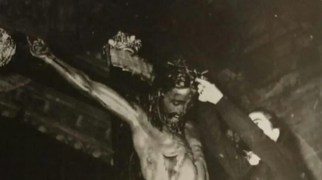 Imposición de la corona de espinas al Cristo de Burgos en la Catedral de Sevilla, en 1973