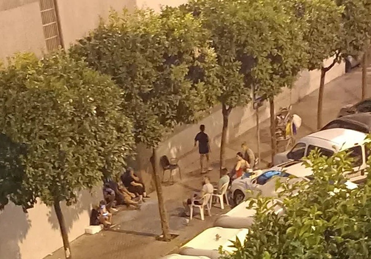 Los okupas al fresco frente al número 158 de la calle Feria