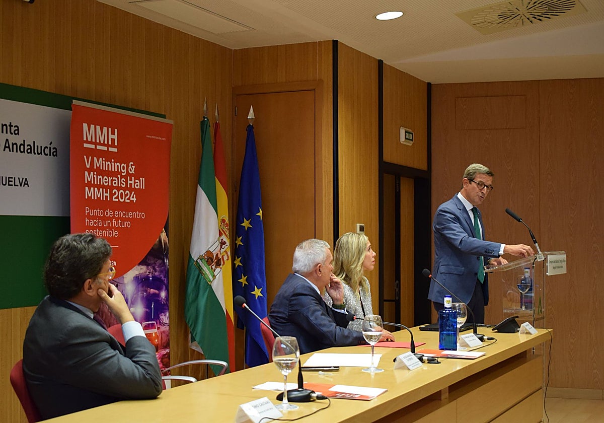 El consejero Jorge Paradela durante la inauguración del V Mining & Minerals Hall MMH