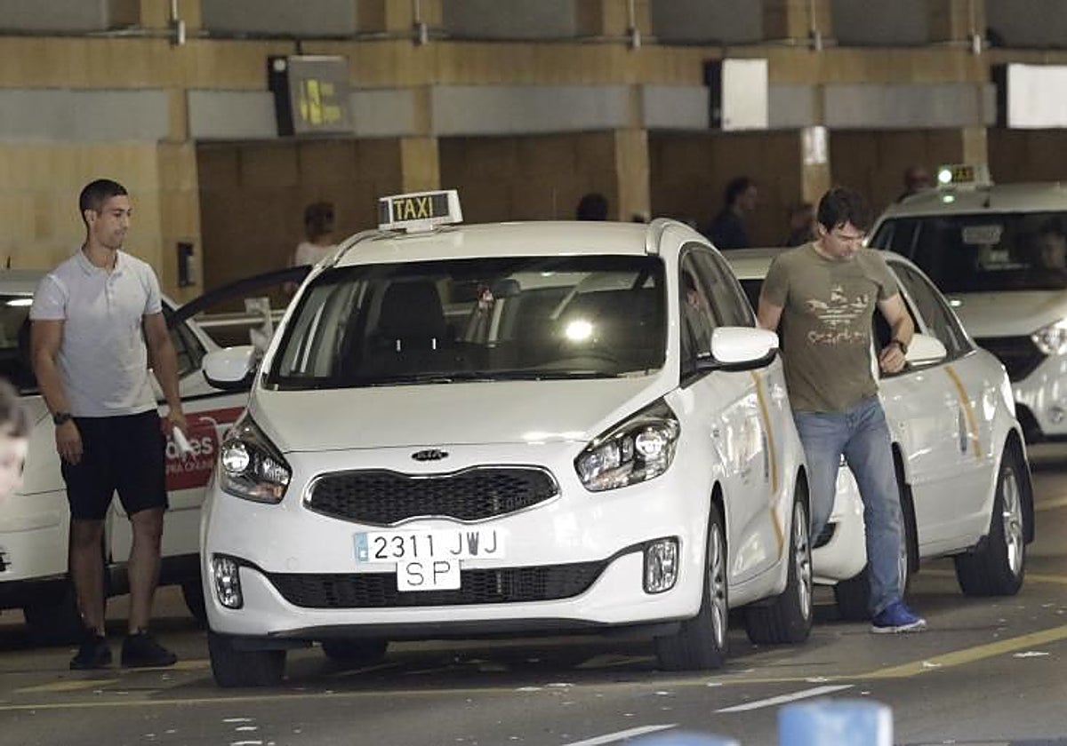 Taxis en la parada del aeropuerto de San Pablo de Sevilla