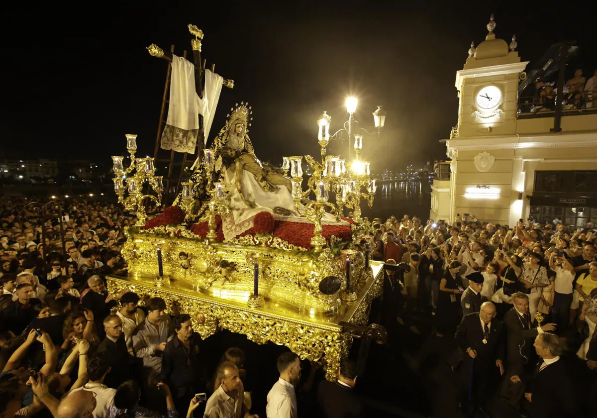 La Piedad del Baratillo entrando en Triana por primera vez en su historia