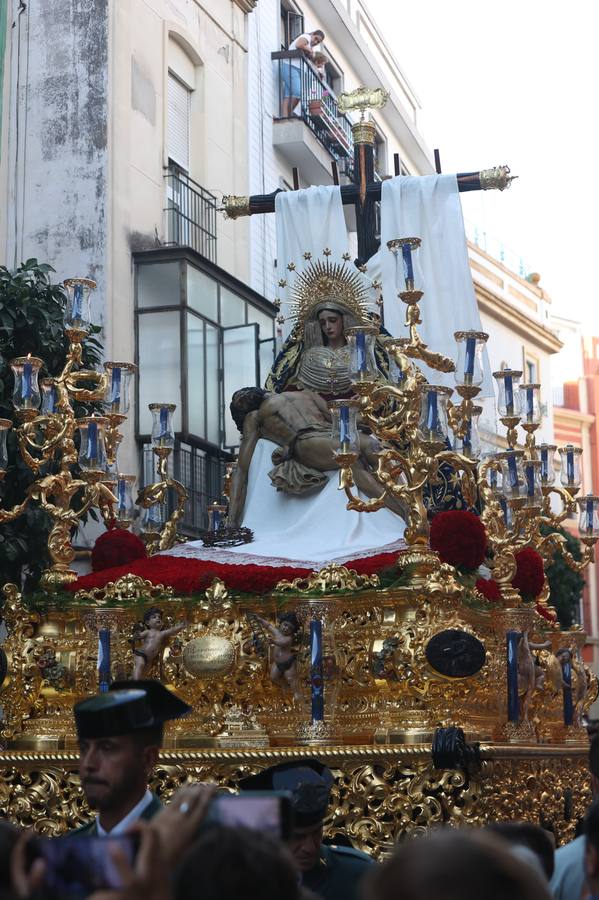 Procesión triunfal de la Virgen de la Piedad del Baratillo tras ser coronada
