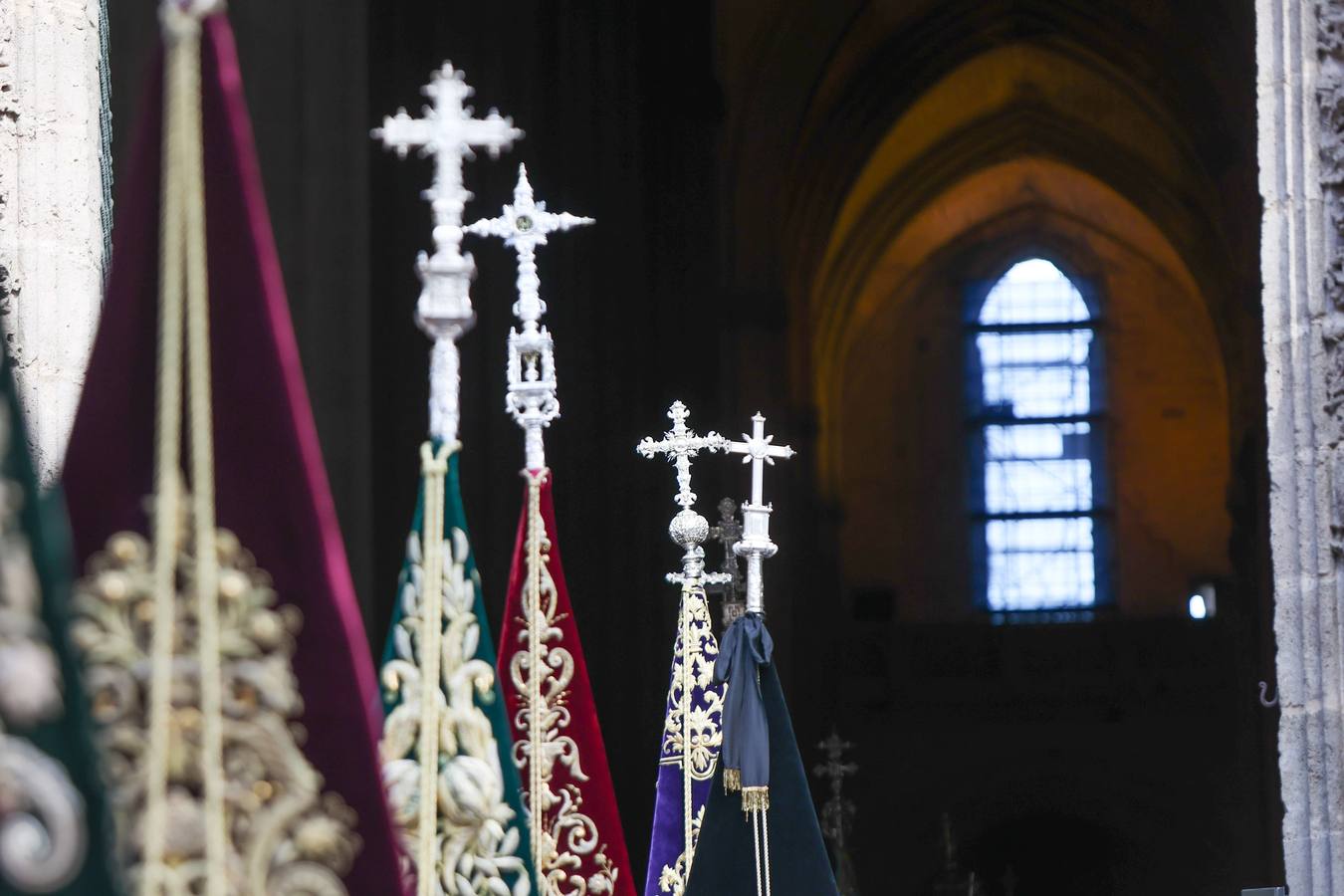 Procesión triunfal de la Virgen de la Piedad del Baratillo tras ser coronada