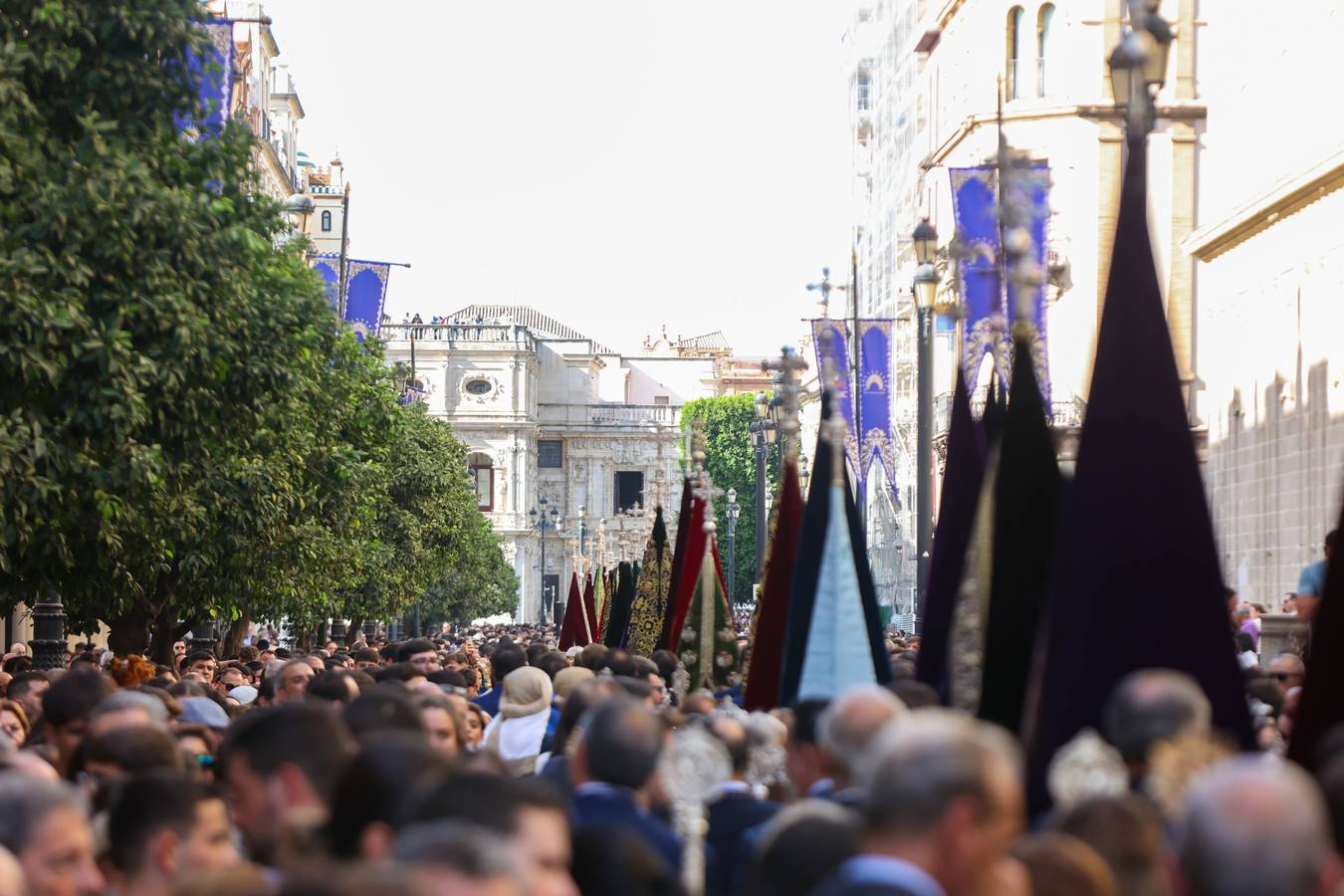 Procesión triunfal de la Virgen de la Piedad del Baratillo tras ser coronada