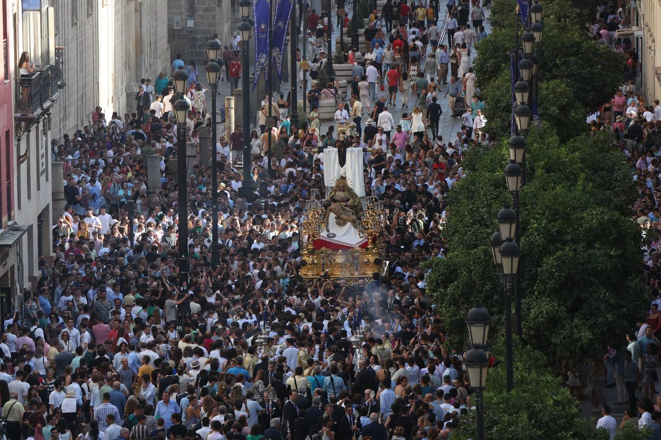 Procesión triunfal de la Virgen de la Piedad del Baratillo tras ser coronada