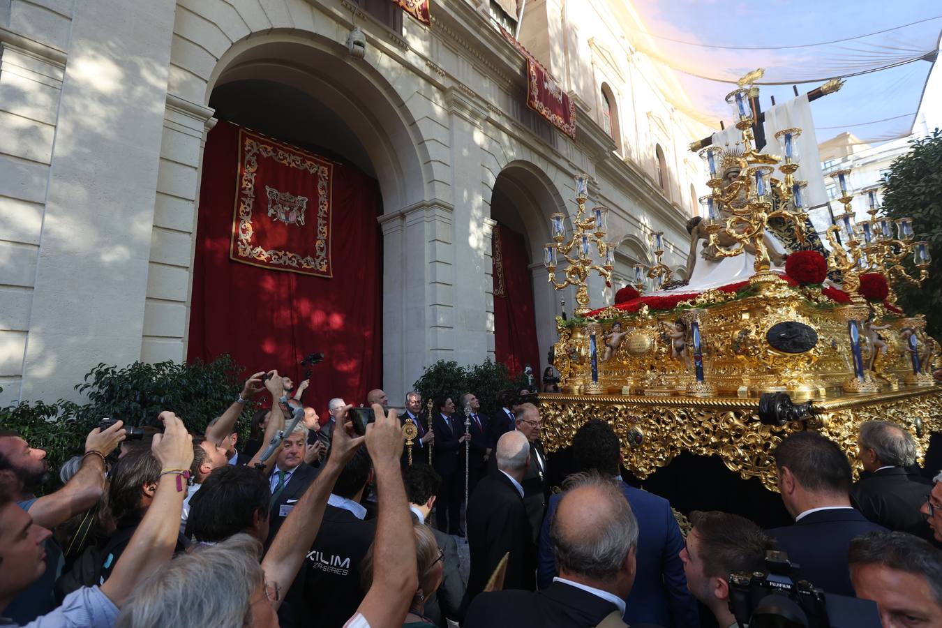 Procesión triunfal de la Virgen de la Piedad del Baratillo tras ser coronada