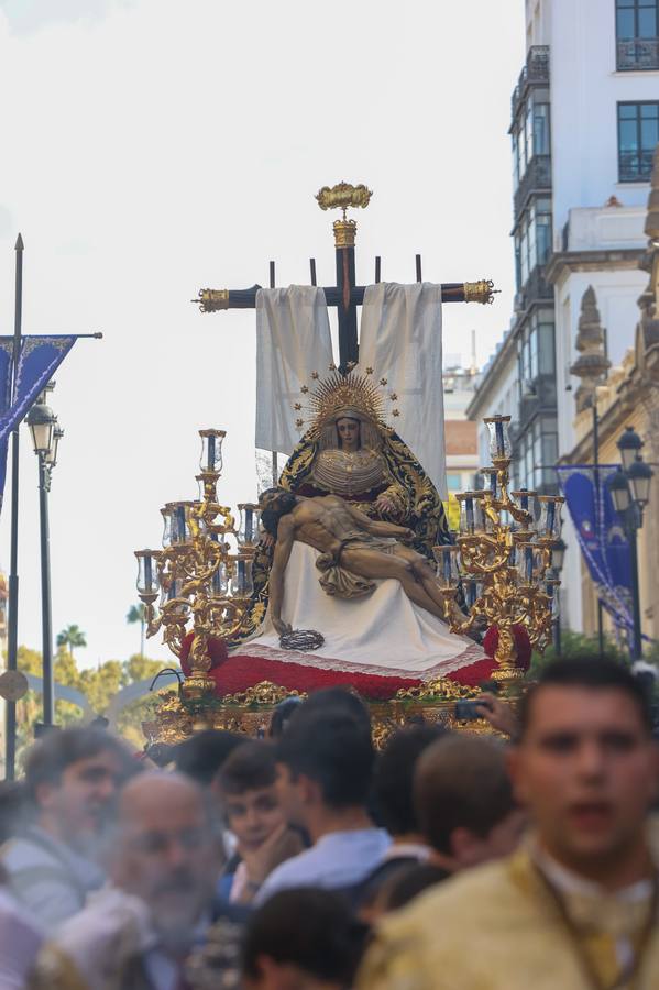Procesión triunfal de la Virgen de la Piedad del Baratillo tras ser coronada