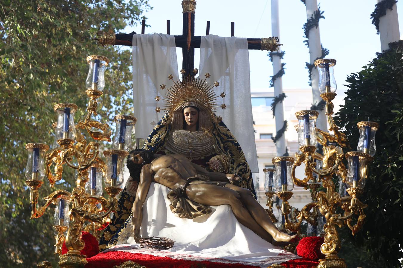Procesión triunfal de la Virgen de la Piedad del Baratillo tras ser coronada
