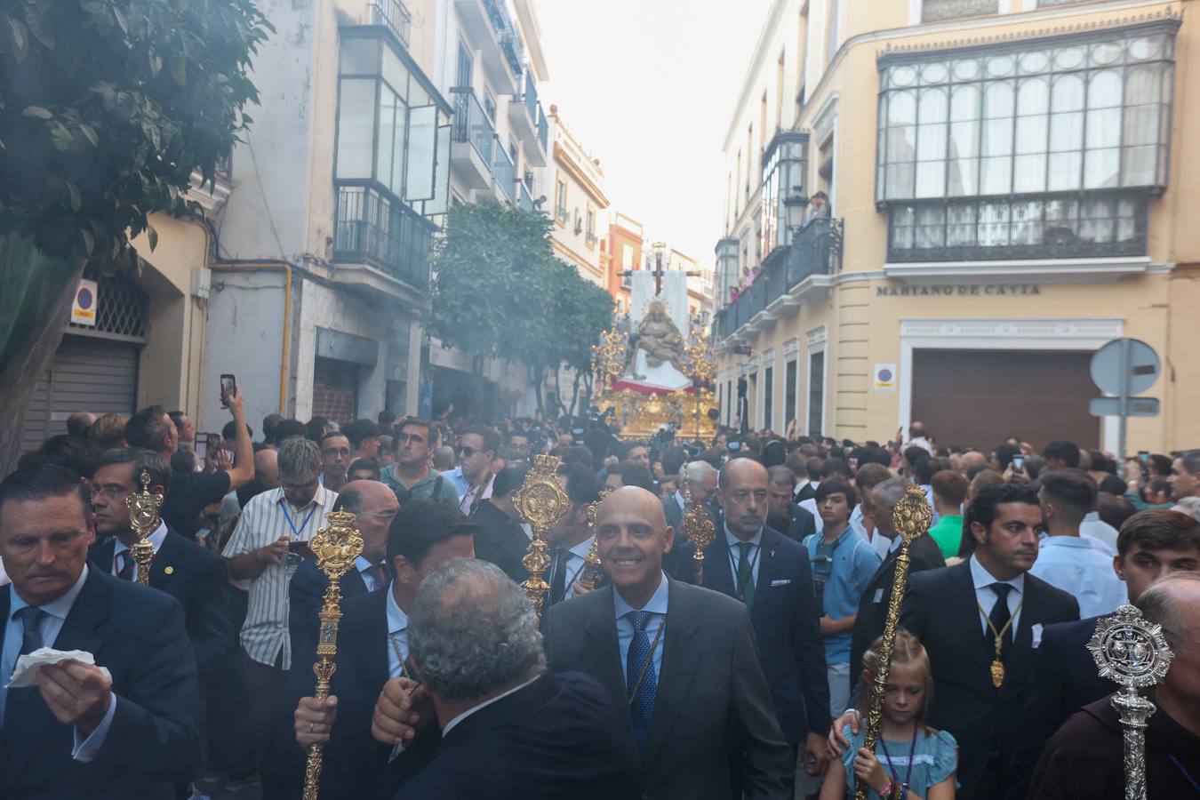 Procesión triunfal de la Virgen de la Piedad del Baratillo tras ser coronada