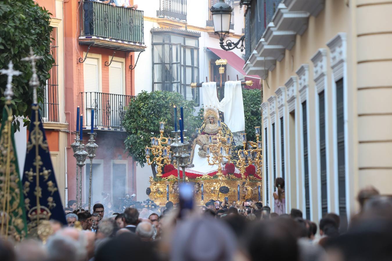 Procesión triunfal de la Virgen de la Piedad del Baratillo tras ser coronada