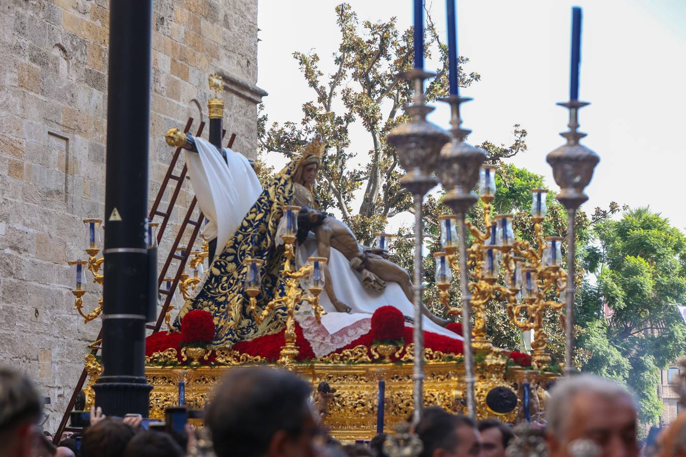 Procesión triunfal de la Virgen de la Piedad del Baratillo tras ser coronada