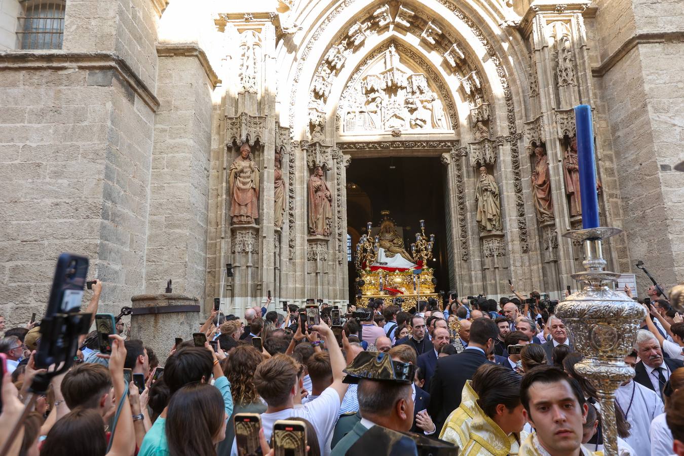 Procesión triunfal de la Virgen de la Piedad del Baratillo tras ser coronada