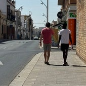 Uno de los 85 refugiados con un profesional que los atienden en el hotel Sandra de Alcalá