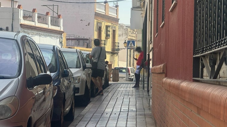 Uno de los jóvenes acogidos junto a la puerta del hotel Sandra