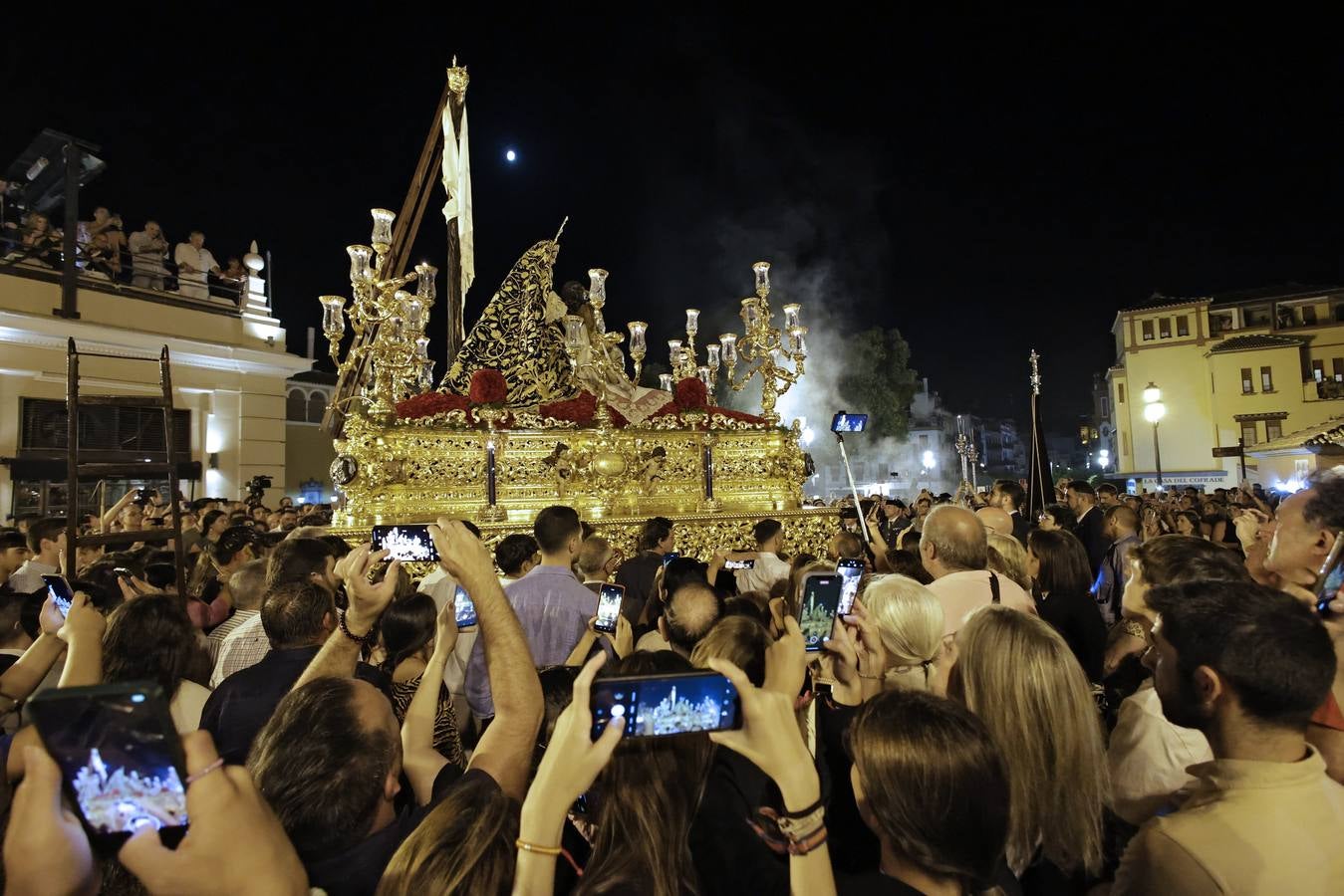 Procesión triunfal de la Virgen de la Piedad del Baratillo tras ser coronada