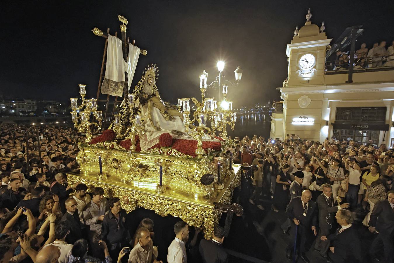 Procesión triunfal de la Virgen de la Piedad del Baratillo tras ser coronada