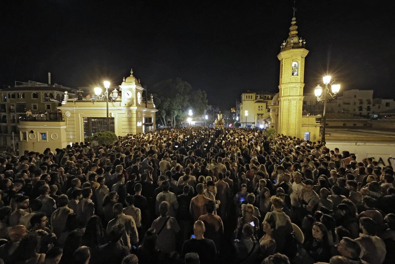 Procesión triunfal de la Virgen de la Piedad del Baratillo tras ser coronada