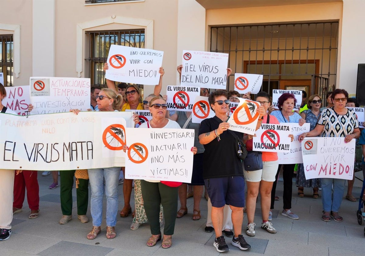 Imágenes de la protesta de los vecinos por las muertes a causa del virus de la fiebre del Nilo