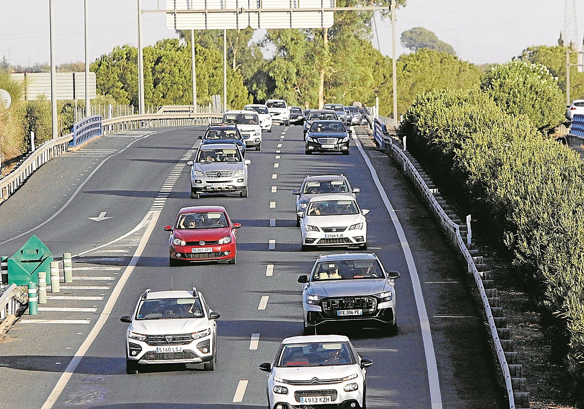 Atascos en la AP-4, que sigue esperando las obras para la construcción del tercer carril