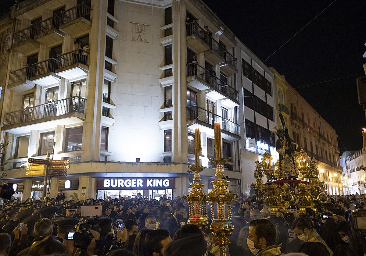 El Gran Poder saliendo a la Campana por la calle O'Donnell en el regreso de la misión en 2021