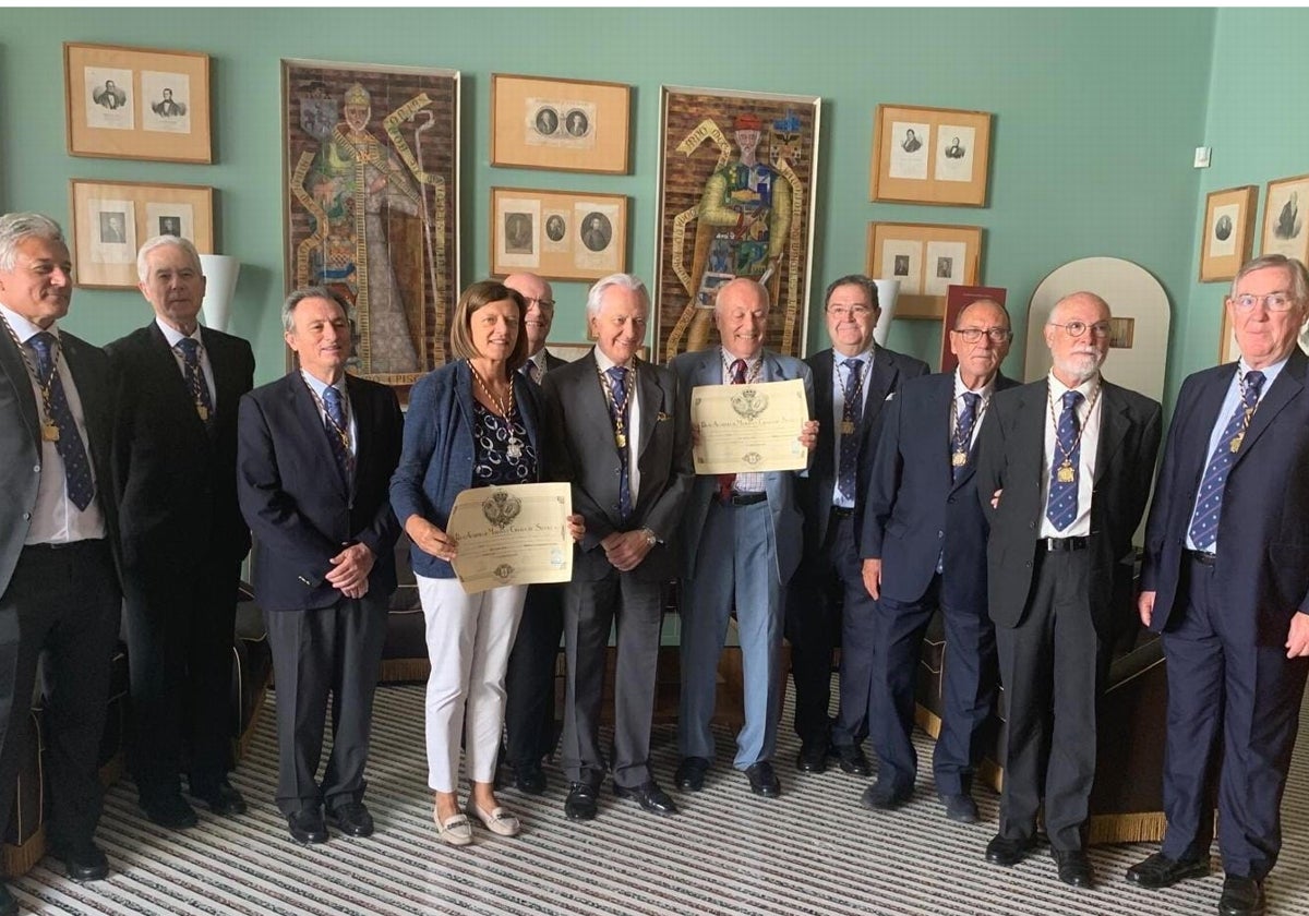 El presidente de la Academia de Medicina de Sevilla, Carlos Infantes, junto a los nuevos miembros de la Academia Cristina Basso, y Gaetano Thiene