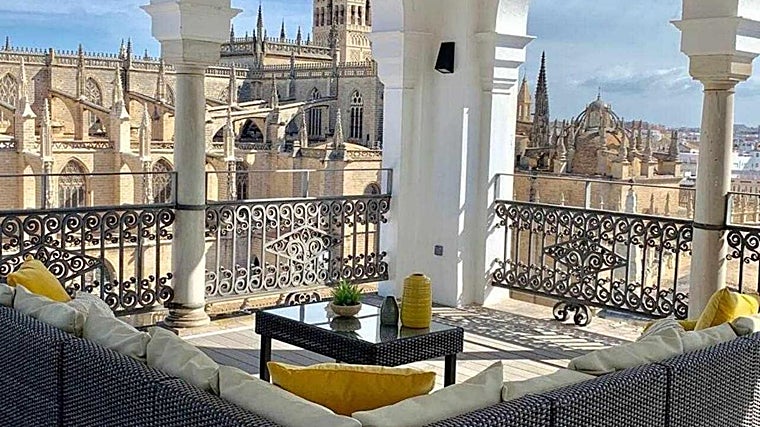 Terraza del ISG Apartments, en la Avenida de la Constitución, ofertado en Booking para la Magna de diciembre