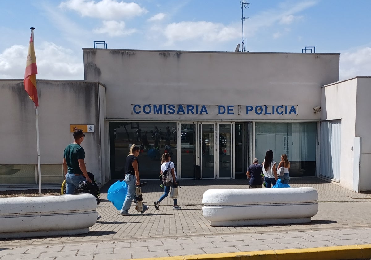 Entrada a la comisaría de la Policía Nacional que fue registrada por los agentes de Asuntos Internos