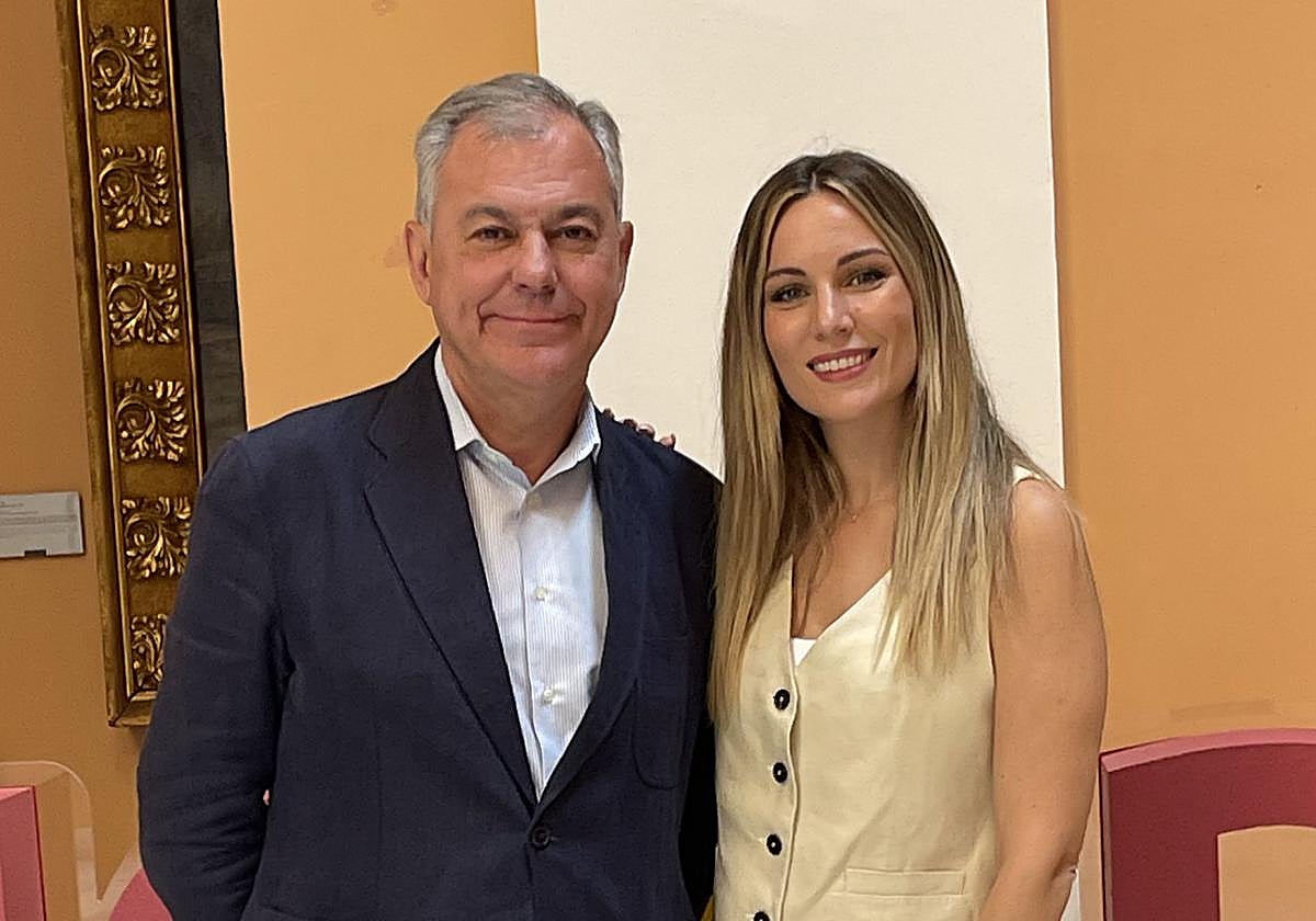 José Luis Sanz junto a Edurne en el Ayuntamiento de Sevilla