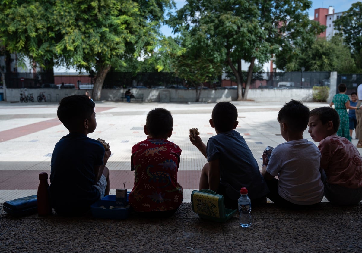 Niños durante el primer día de colegio