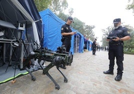 Una galería de tiro virtual, un perro robot, drones y otros atractivos en la exposición de la Policía Nacional en Sevilla