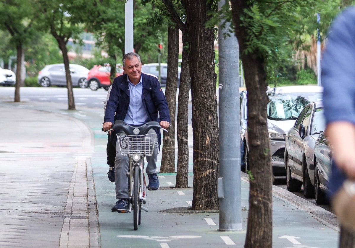 El alcalde José Luis Sanz por el carril bici