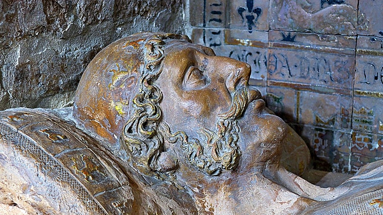 Detalle de uno de los sepulcros de los Guzmanes en el inerior de la parroquia de Omnium Sanctorum