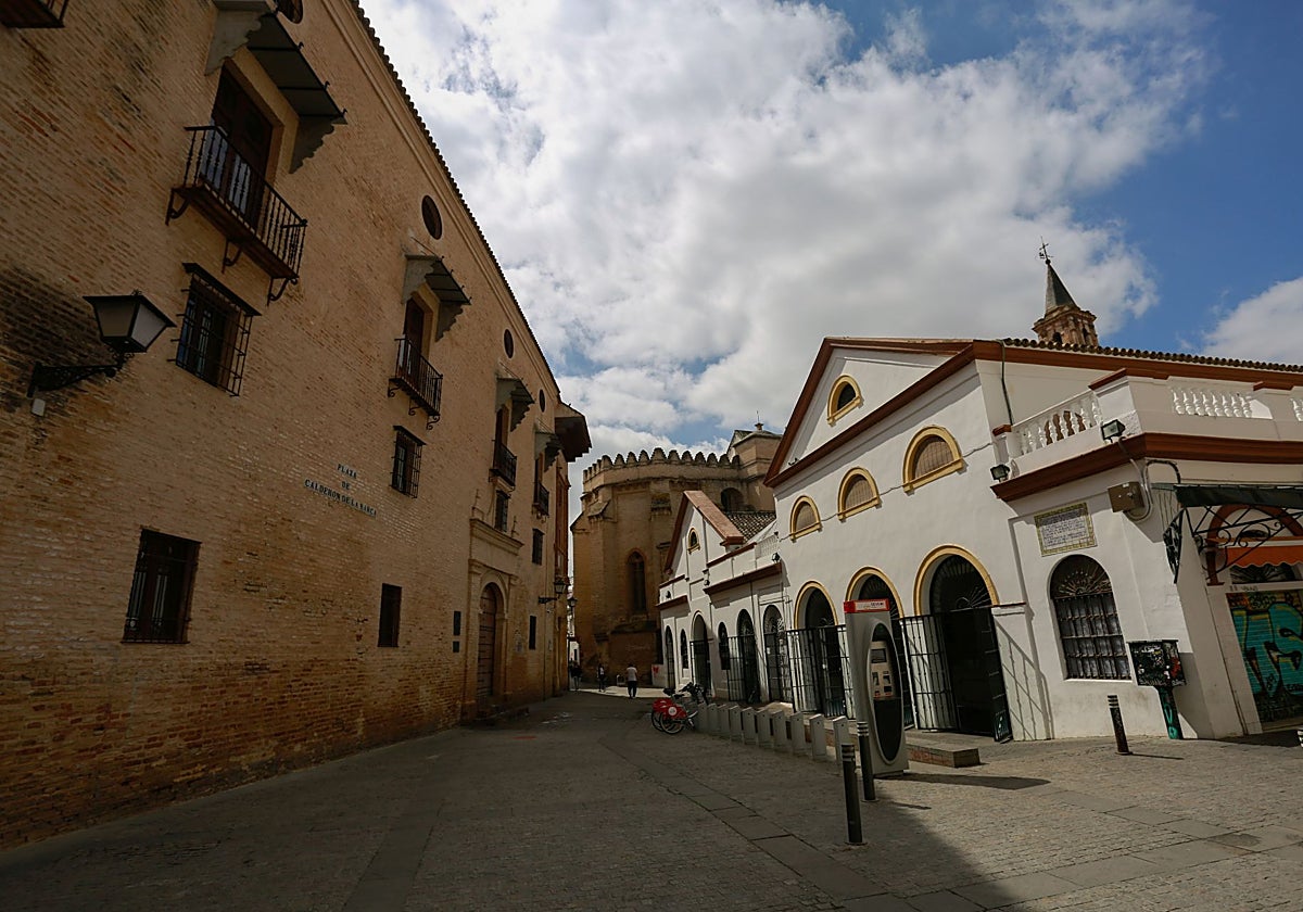 Palacio de los Marqueses de la Algaba con la parroquia de Omnium Sactorum al fontod