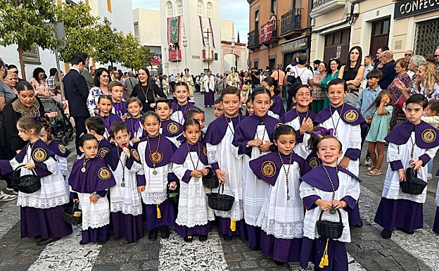 Grupo de monaguillos acompañando a la Virgen del Mayor Dolor y Traspaso de Dos Hermanas