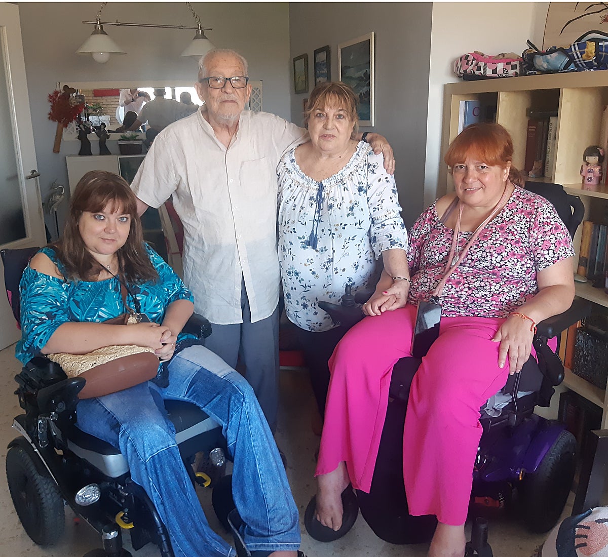 La familia Vázquez Abeja en el salón de su piso de Sevilla. De izquierda a derecha, Irina, Manolo, Emilia y Lara