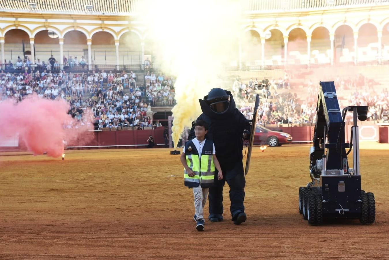 Un momento de la actuación de los agentes de la Policía Nacional en el ruedo de la Maestranza este lunes