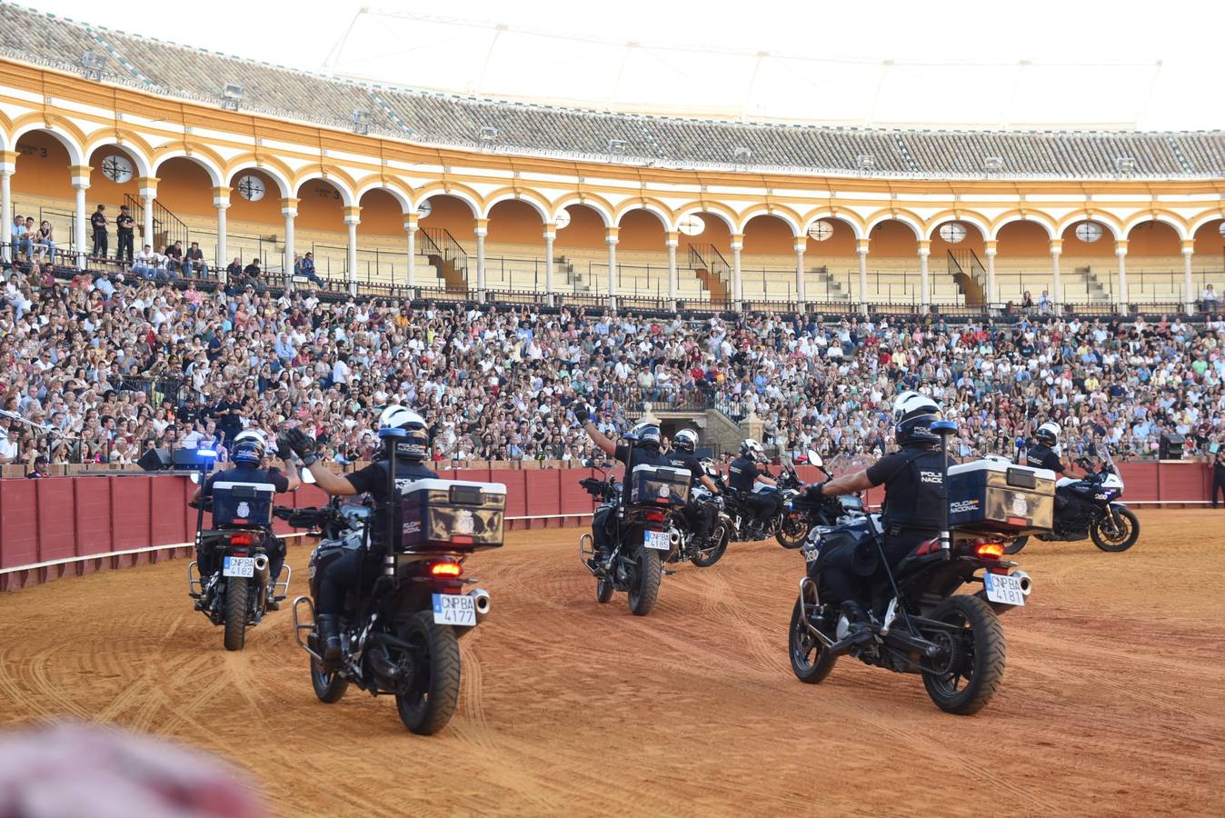 Un momento de la actuación de los agentes de la Policía Nacional en el ruedo de la Maestranza este lunes