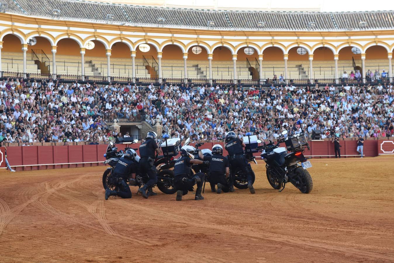 Un momento de la actuación de los agentes de la Policía Nacional en el ruedo de la Maestranza este lunes