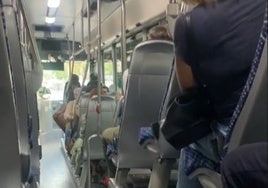 A gritos en el autobús de Alcalá de Guadaíra a Sevilla: «Nos van a despedir»