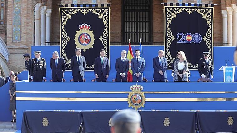 Sevilla estrecha lazos con la Policía Nacional en los actos por sus patrones en la Plaza de España